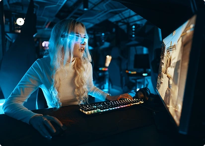 Egy női játékos egy dinamikus számítógépes játékot játszik egy nagy teljesítményű játékgép előtt egy neonfényes helyiségben.